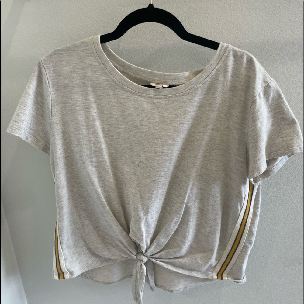 Short sleeve shirt with embroidering